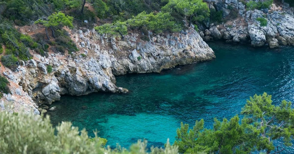 Bozburun Yarımadası: Sakin Koylar ve Ahşap Tekne Yapımı
