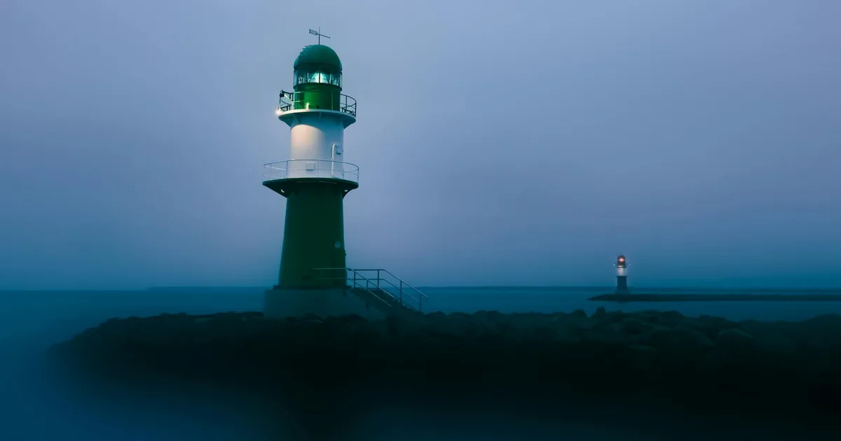 Gece ve Sis Seyri: Fener Tanıma, Sinyal Işıkları ve Navigasyon Rehberi